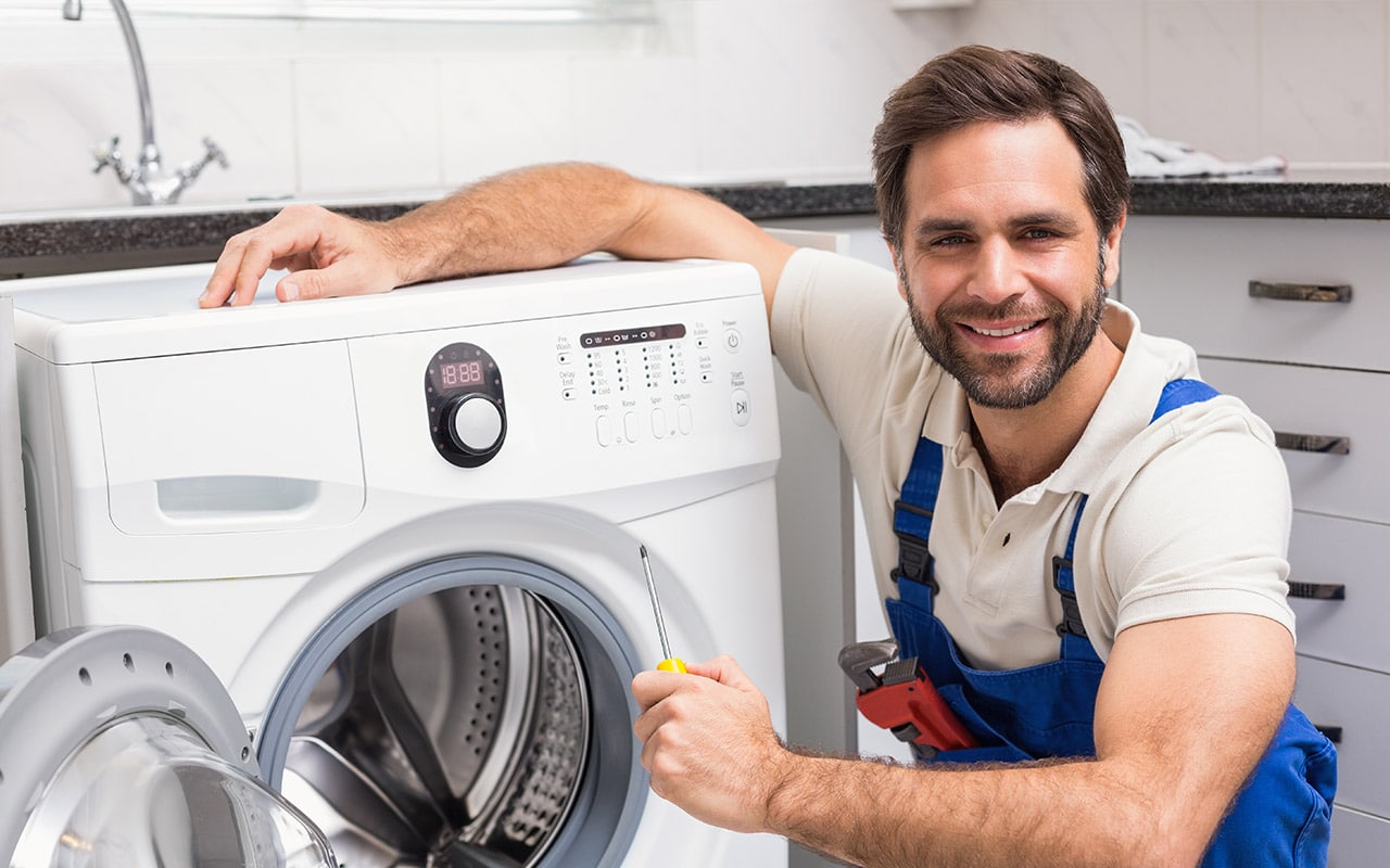 Anschlussservice für Ihre Elektrogeräte wie z.B. Waschmaschienen und Trockner, Umzugsfirma aus Berlin, Techniker schließt eine Waschmaschine an